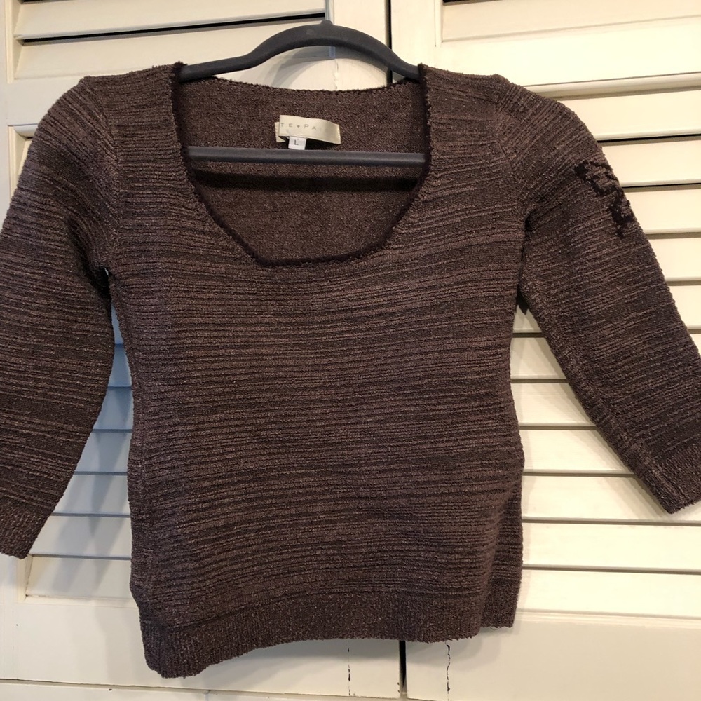 Top with embroidered butterfly on sleeve